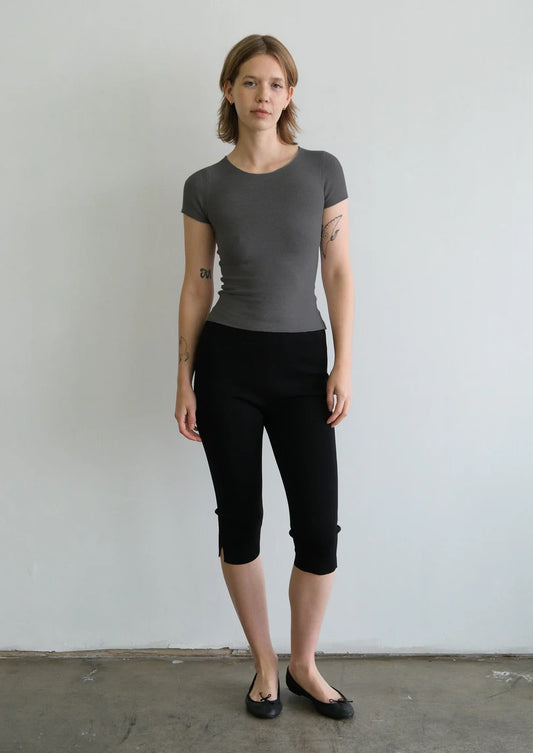 Geel Mona Tee in Charcoal